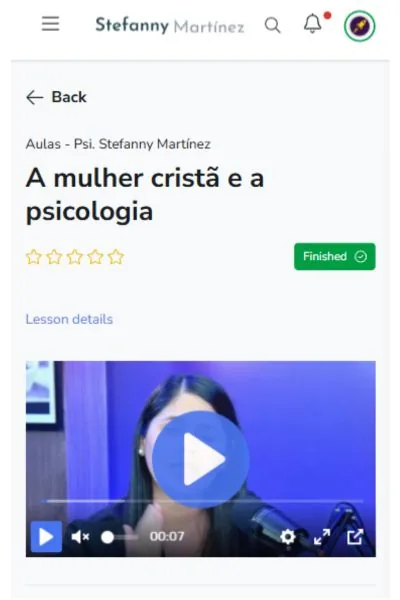 Stefanny Martinez gravando as aulas do Desafio Romanos 12:2